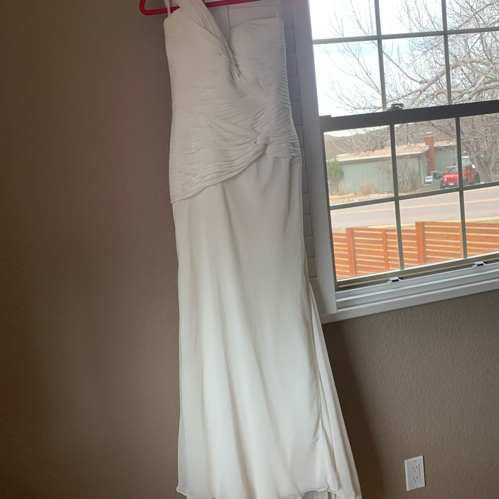 Elegant San Pedro wedding gown- worn once, size 10 altered to an 8.